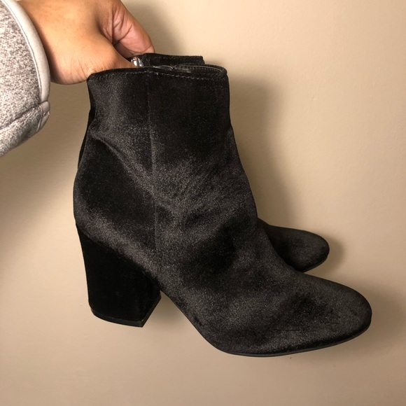 Shoes - black heeled booties